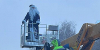 Дед Мороз приехал на уличный праздник в Пушкино на автовышке - Regions.Ru