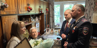 Ветерана Бориса Карпича с Днем Победы поздравил глава округа и начальник полиции - Regions.Ru