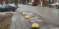 Новые парковочные полусферы в Красноармейске не позволят парковать авто на тротуаре - Regions.Ru