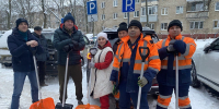 Местные жители и ветераны СВО помогли коммунальщикам убирать снег в Ивантеевке - Regions.Ru